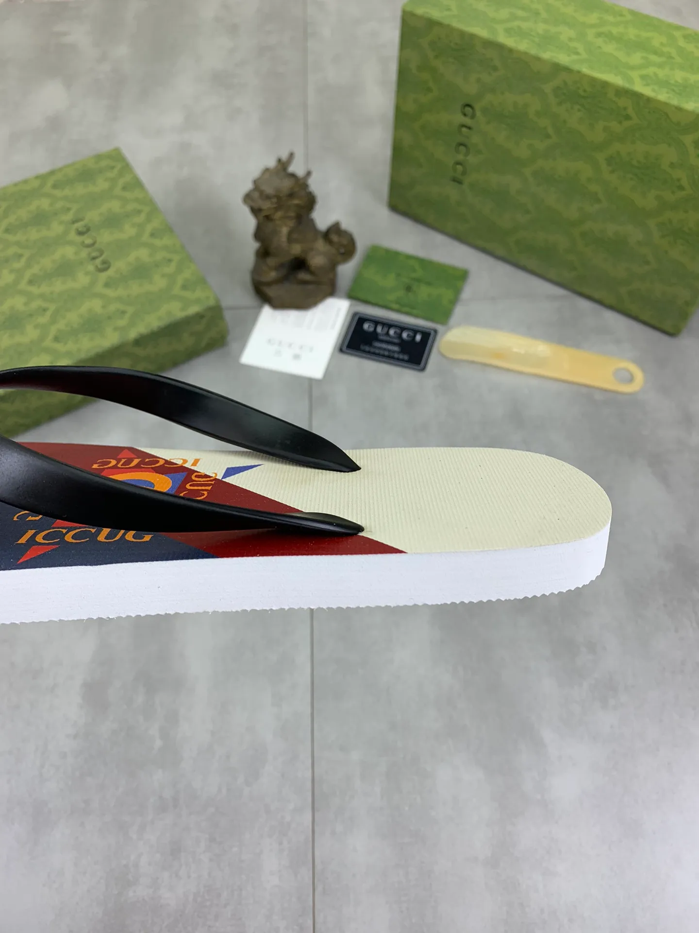 Men's men's shoes 💰P220💰【New style】🆘【GUCCI】Official website's popular Gucci adult couple 🧑‍🤝‍🧑 style, children's flip-flops are on sale at the counter simultaneously! Original fabric imported from Italy. Original bottom provided by the original factory. Size: Adult 36-45. Children’s size: 30-37. Multiple colors available.
